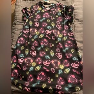 New black electric sleep tee size 6/7 girls